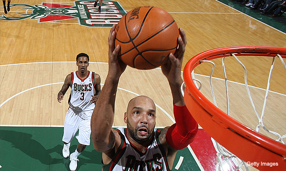 Дрю Гуден забрасывает мяч в корзину