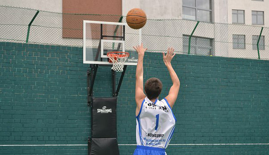 Spalding помог открыть баскетбольную площадку в Нижнем Spalding помог открыть баскетбольную площадку в Нижнем