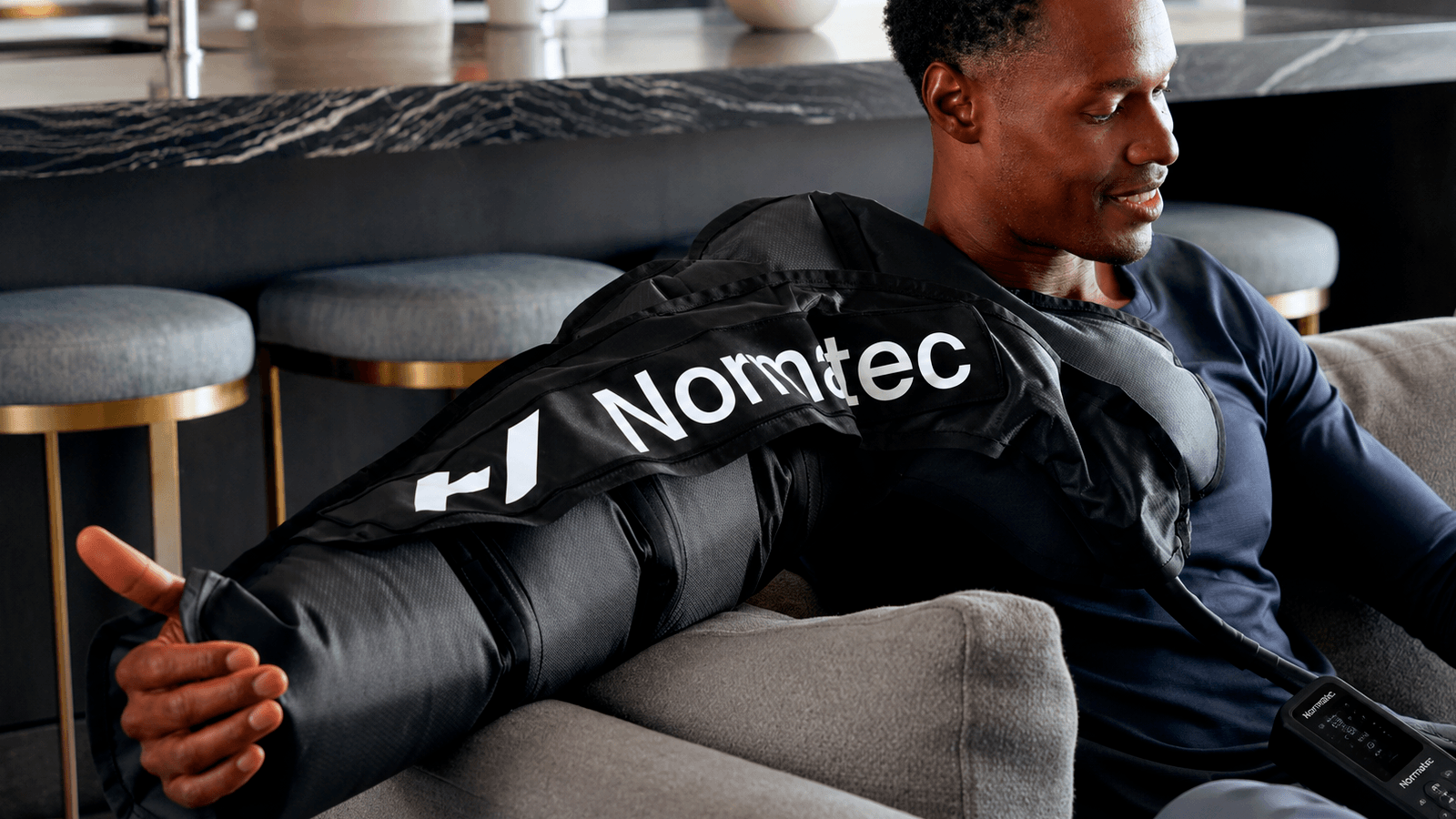 Normatec Premier на руке Normatec Premier на руке