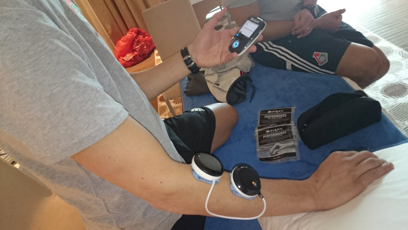 Знакомим тренера по физподготовке клуба Локомотив Феликса Фернандеса Ледесма с новым электростимулятором Compex SP8.0