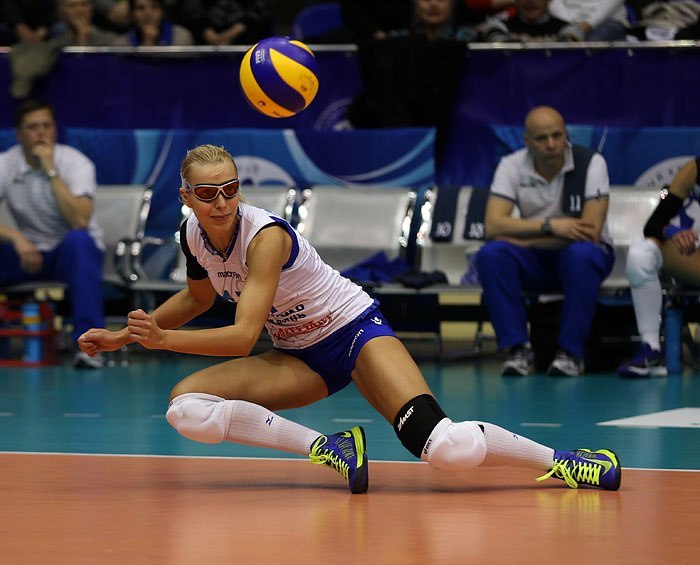 Игроки женской волейбольной команды "Динамо Казань" используют в игре бандажи ZAMST, тейпы Kinesio Игроки женской волейбольной команды "Динамо Казань" используют в игре бандажи ZAMST, тейпы Kinesio