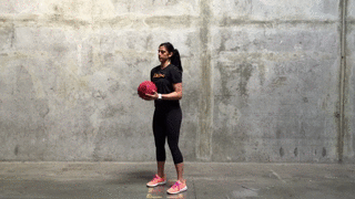 Броски из-за головы с медболом SKLZ