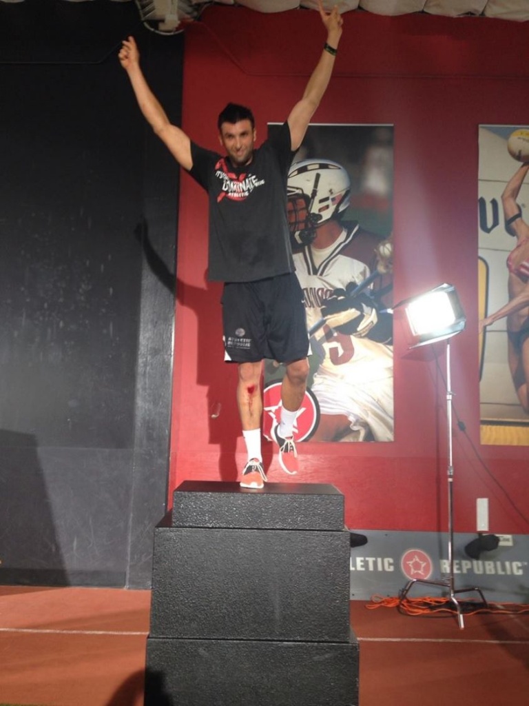 На одной ноге Брендон смог запрыгнуть на 123 см