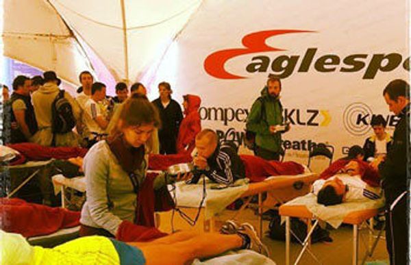 Компания Eaglesports организовала "реабилитационный центр" для участников Московского Марафона