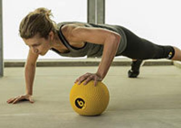 10-минутный воркаут с медицинским мячом SKLZ