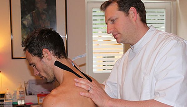 Как кинезиотейпирование помогает при мигрени